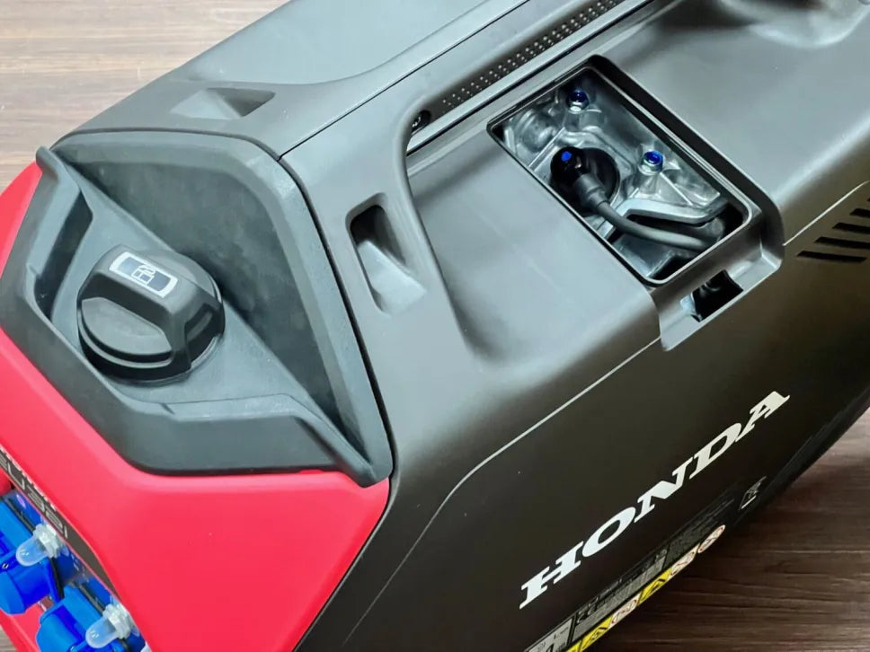 Honda EU32i Petrol Generator: 3.2kW Max Power, 8.6h Runtime, 4.7L Tank - 4-Stroke for Outdoor/Emergency Use